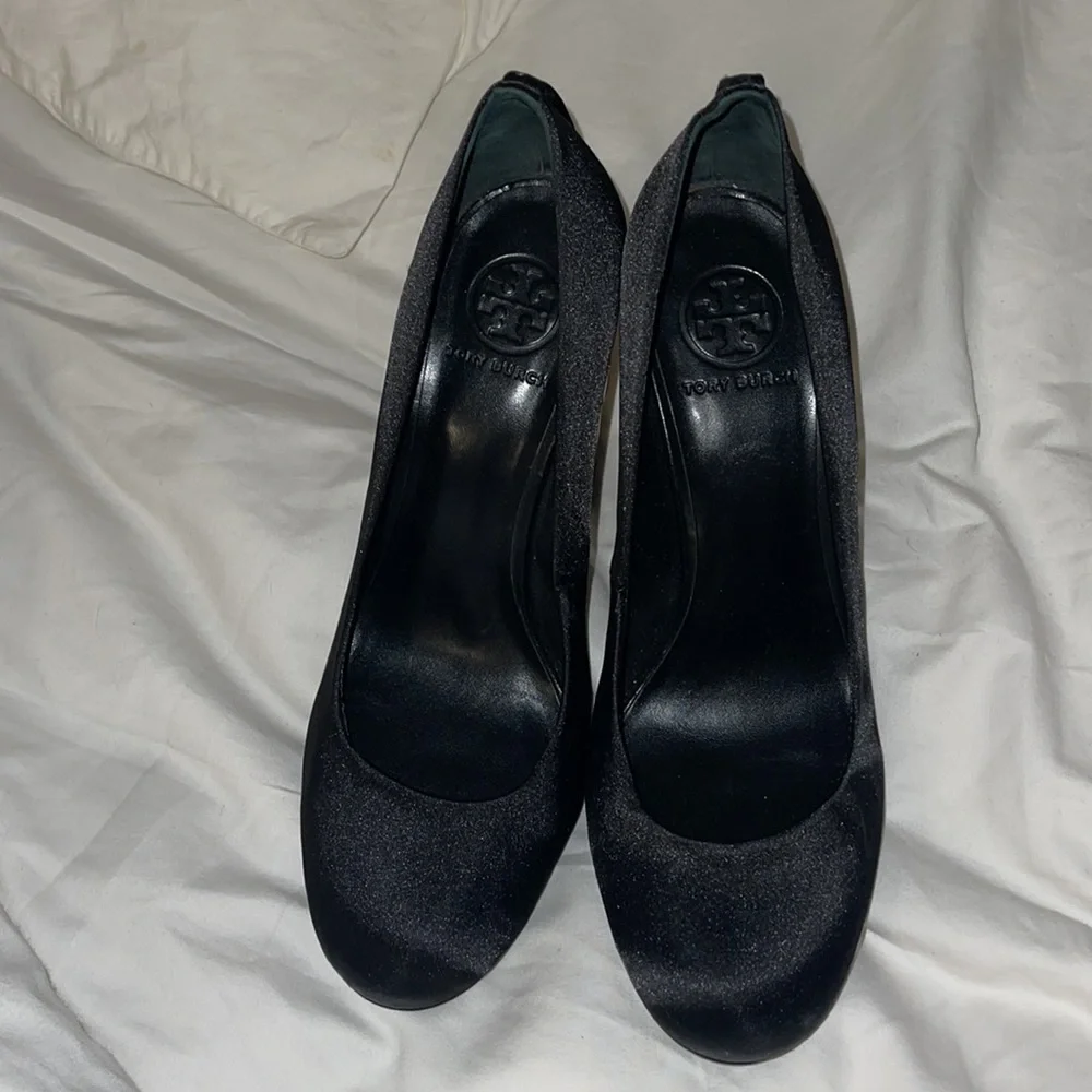 Gorgeous satin black Tory Birch heels - Picture 2 of 5